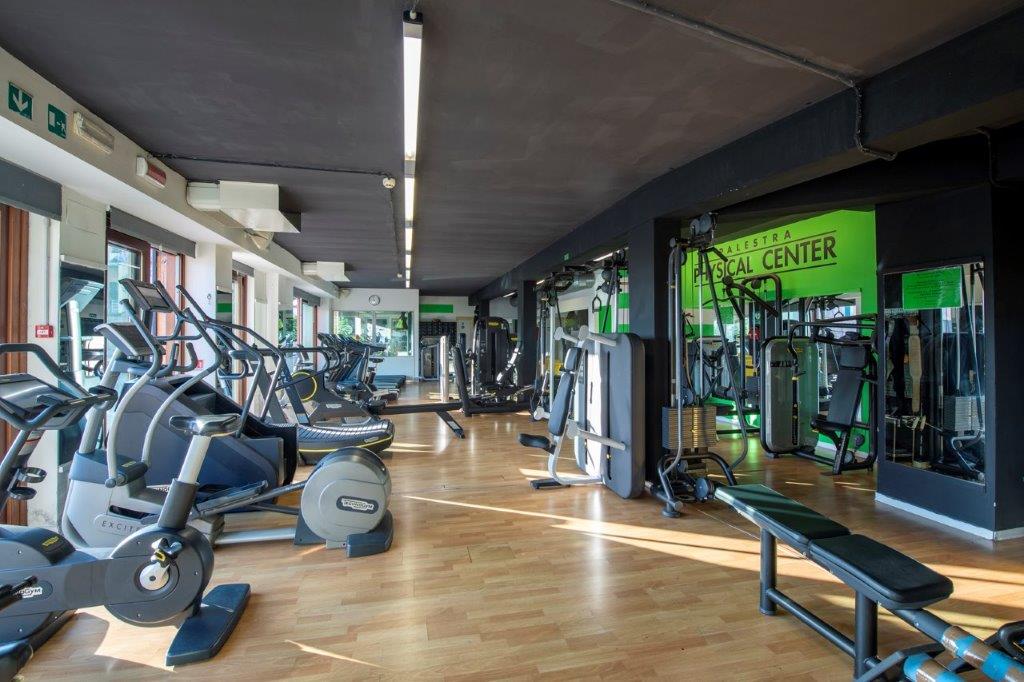 Ellittiche e cross trainer Technogym in area cardio — Physical Center, Siena